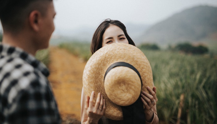 Lee más sobre el artículo Como saber si le gusto a una chica tímida – 5 señales