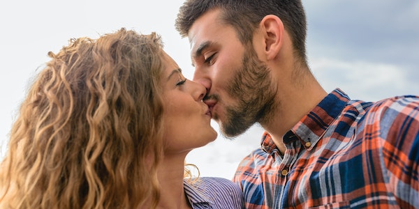 Lee más sobre el artículo ¿Por qué un hombre besa a una mujer sin ser novios?