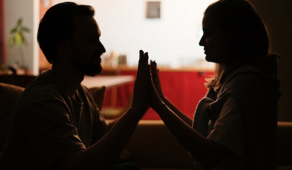 Lee más sobre el artículo ¿Cómo saber si una persona está enamorada de ti? – 5 señales