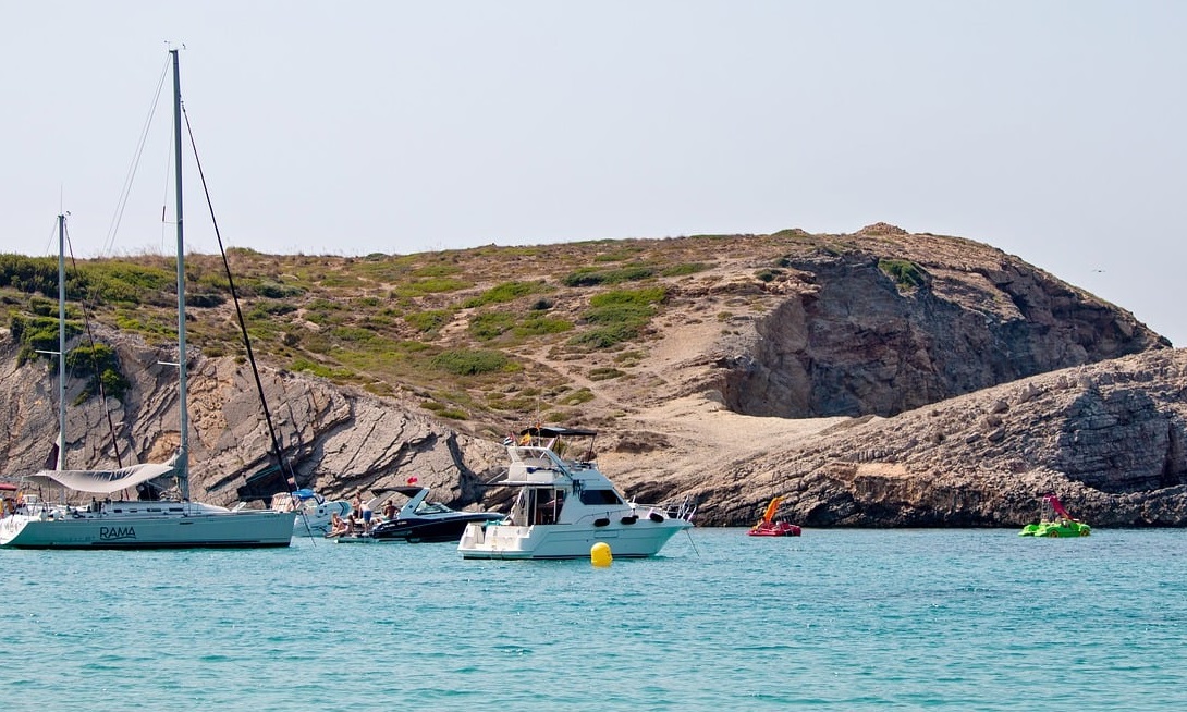 Lee más sobre el artículo Menorca, un paraíso para las escapadas románticas en pareja