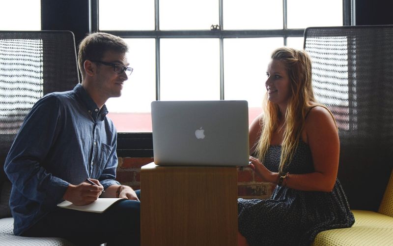 Lee más sobre el artículo ¿Pueden las empresas prohibir relaciones de pareja entre empleados?