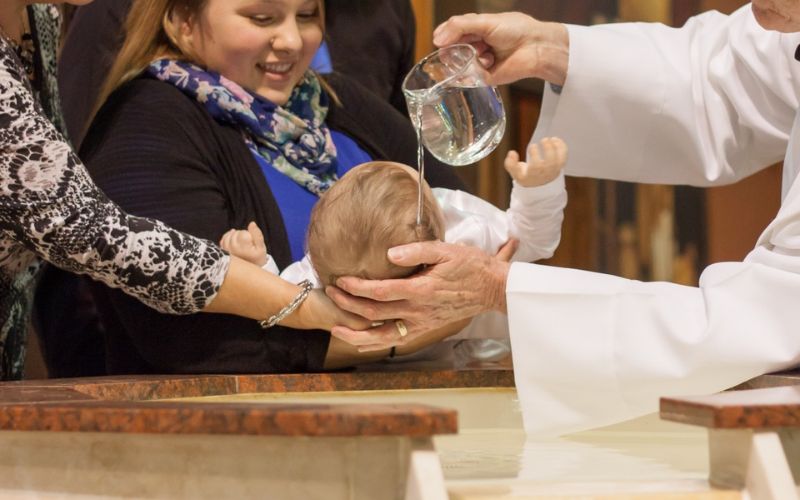 Lee más sobre el artículo Guía práctica para padres para organizar un bautizo