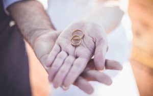 Lee más sobre el artículo ¿Cómo elegir una alianza de boda?