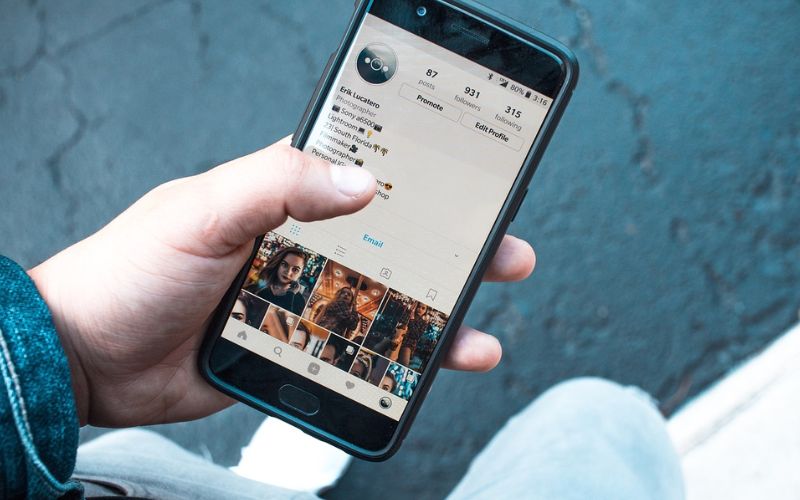 Lee más sobre el artículo ¿Cómo dejar de revisar el móvil de tu pareja y recuperar la tranquilidad?