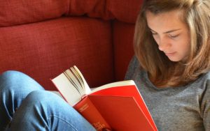 Lee más sobre el artículo Leer juntos en casa, un plan tranquilo para compartir tiempo en casa