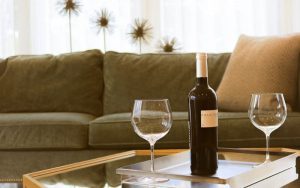 Lee más sobre el artículo Noche de vino y charla en pareja: ¿Cómo reconectar en casa sin distracciones?