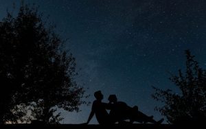 Lee más sobre el artículo ¿Dónde y cómo disfrutar la observación de las estrellas en pareja?