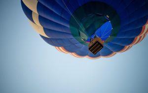 Lee más sobre el artículo Pedida de mano en un globo aerostático, un escenario perfecto sobre las nubes