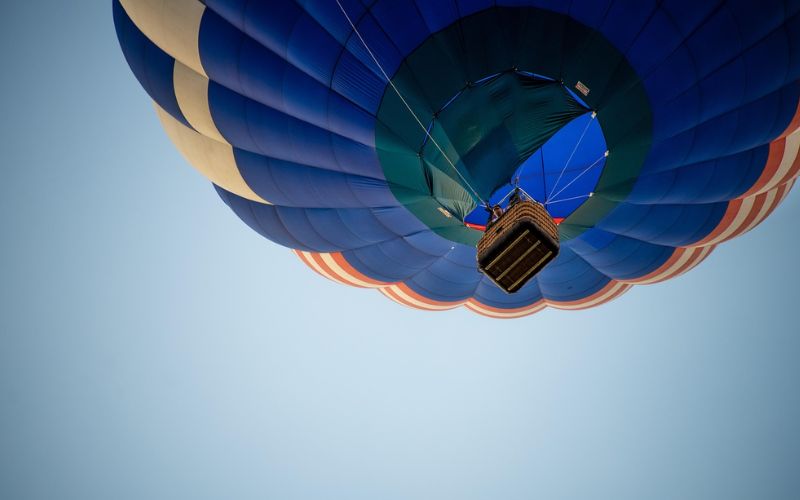 Lee más sobre el artículo Pedida de mano en un globo aerostático, un escenario perfecto sobre las nubes