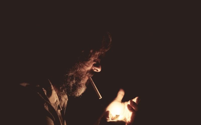Lee más sobre el artículo ¿Qué son los amarres de amor con cigarro? Una guía paso a paso