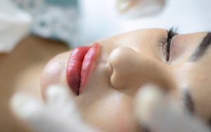 Lee más sobre el artículo El objetivo de un lifting facial no es cambiar el rostro: ¿Cómo hablar de cirugía estética en pareja?