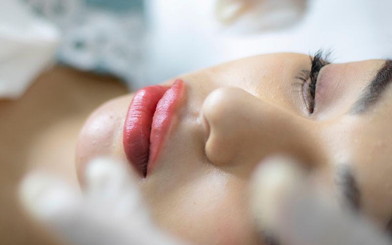 Lee más sobre el artículo El objetivo de un lifting facial no es cambiar el rostro: ¿Cómo hablar de cirugía estética en pareja?